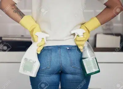 3b5tvvdzoz61-193846745-putzende-hausarbeit-und-frau-bereit-mit-spruhflasche-und-gelben-handschuhen-in-der-kuche-zu-hause