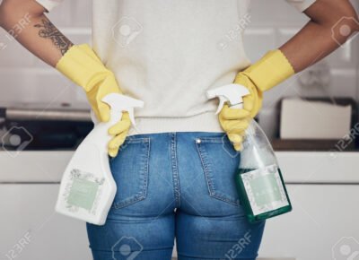 obljeg6v87nl-193846745-putzende-hausarbeit-und-frau-bereit-mit-spruhflasche-und-gelben-handschuhen-in-der-kuche-zu-hause